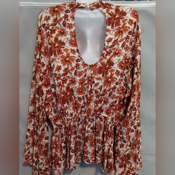 🆕Andree by Unit Long Sleeve Bell Floral Peplum Blouse - Picture 8 of 15